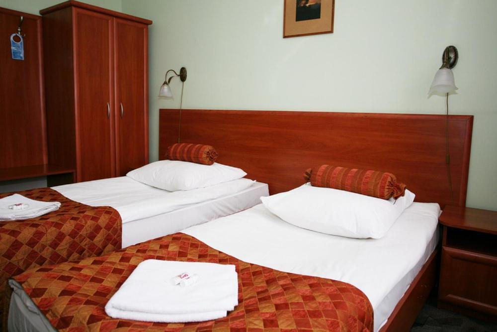 Hotel Arkadia Legnica Esterno foto