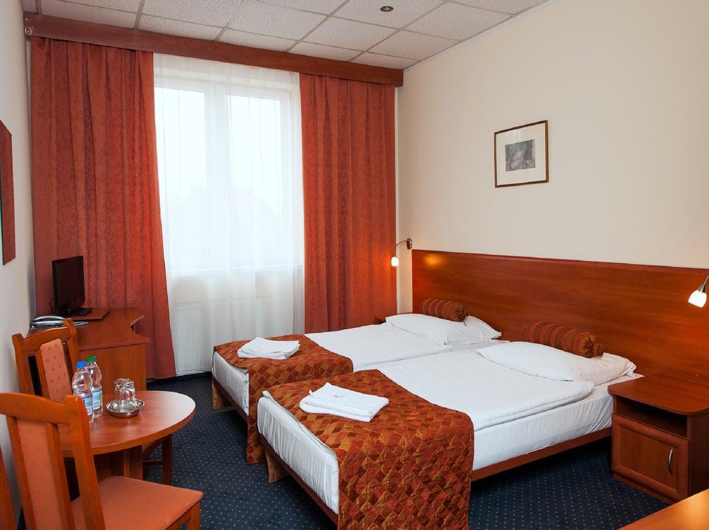 Hotel Arkadia Legnica Esterno foto