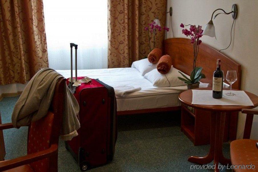 Hotel Arkadia Legnica Esterno foto