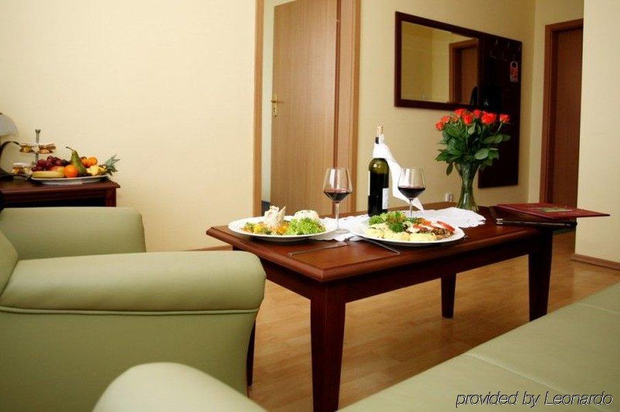 Hotel Arkadia Legnica Esterno foto